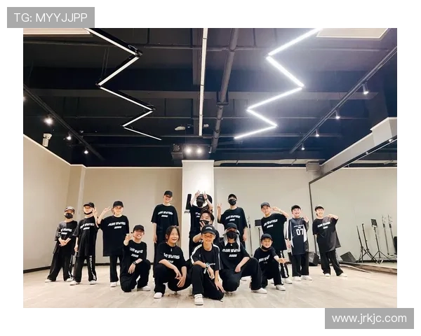 深圳街舞队的团队协作探索与创意碰撞之旅 深圳街舞队的团队协作探索与创意碰撞之旅